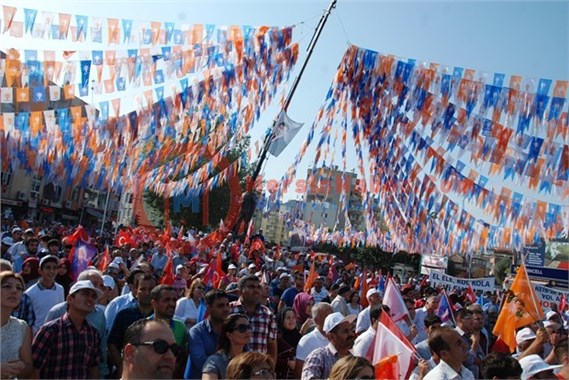 Eski Bakan Lütfi Elvan Mehter Takımıyla Tarsus'a Çıkartma Yaptı