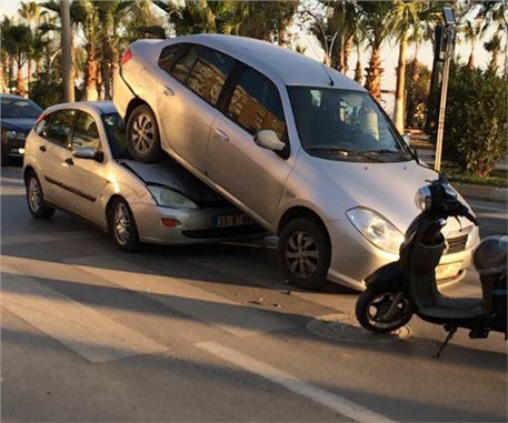 Mersin'de İlginç Kaza Görenler İnanamıyor, Kaza Fotoğrafları