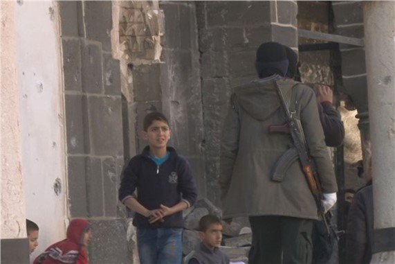 Diyarbakır Sur'da PKK'lılar Silahlarıyla Elini Kolunu Sallayarak Geziyor