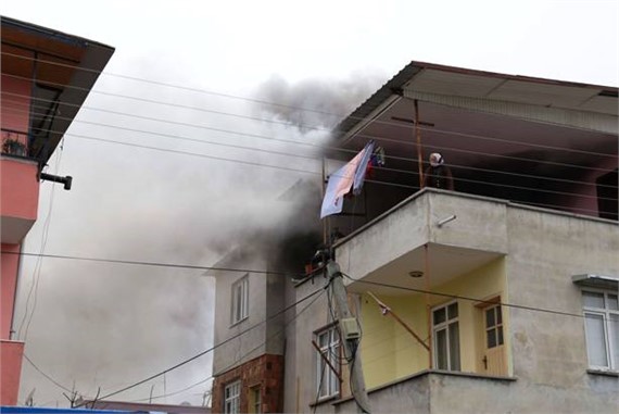 Tarsus'ta 3 Katlı Evdeki Yangında Yaşlı Kadın Mahsur Kaldı