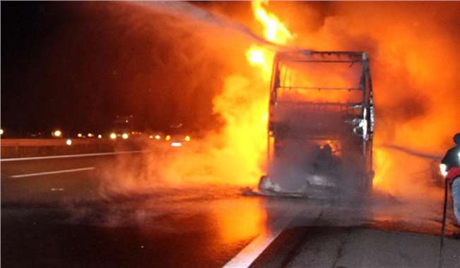 Tarsus TEM Otoyolunda Yolcu Otobüsü Yandı 1 Ölü