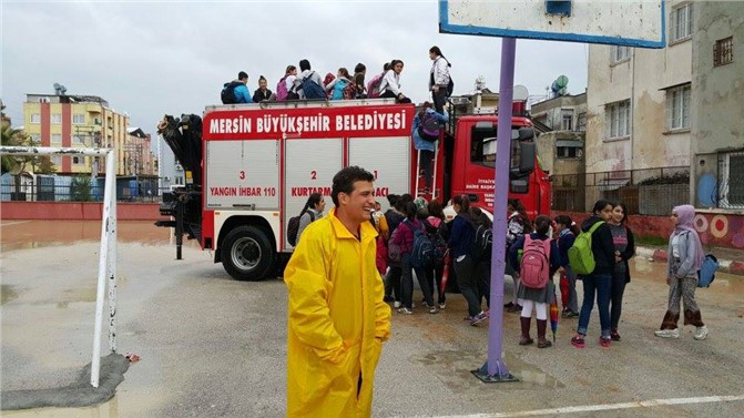 Mersin'de Aşırı Yağışlarda Öğrencilerin Yardımına İtfaiye Koştu