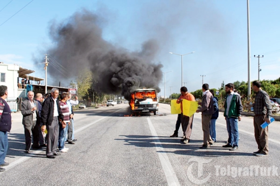 Protesto için minibüs yaktılar