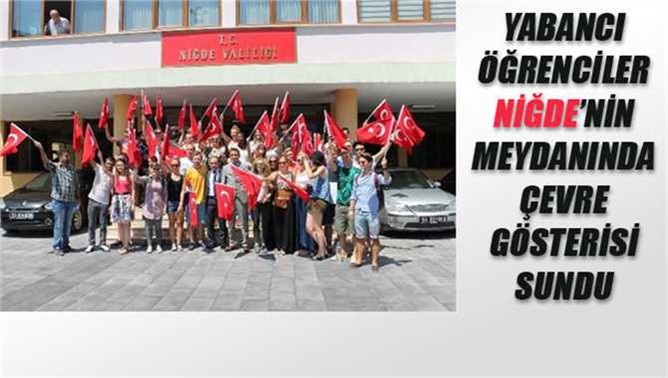 Yabancı öğrenciler Niğde'nin meydanında çevre gösterisi sundu