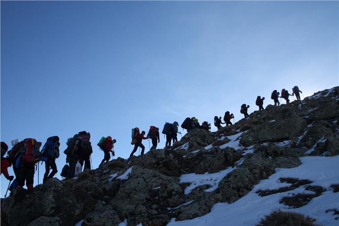 Dağcılar, zirve tırmanışında rüzgar engelini aşamadı