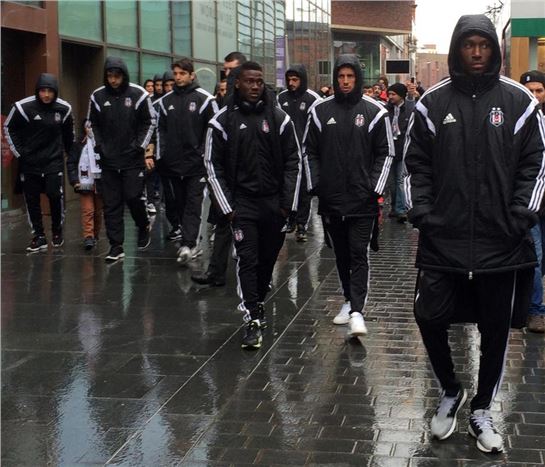 Beşiktaşlı futbolcular Liverpool'da yürüyüş yaptı