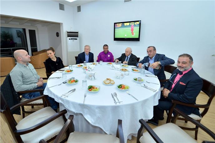 Galatasaray Başkanı Yarsuvat, futbol takımıyla yemek yedi