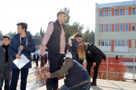 Sınav Girişindeki Yoğun Güvenlik Önlemi Emanetçilere Yaradı