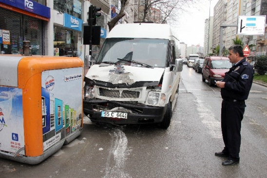 Yeğenlerini Sınava Götürürken Kaza Yaptı