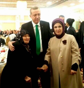 Cumhurbaşkanı Erdoğan Balıkesir'in En Yaşlı Kadını İle Hatıra Fotoğraf Çektirdi