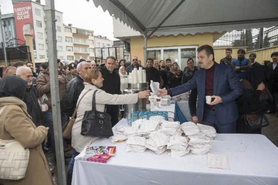 Gaziosmanpaşa Belediyesi'nden YGS Öncesi Öğrencilere Çay Ve Simit İkramı