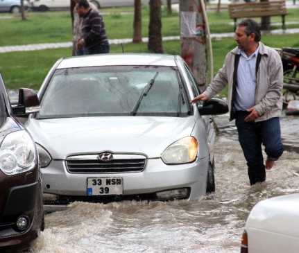 Yağmur 30 Dakikada Hayatı Felç Etti