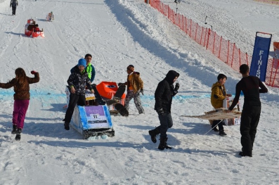 Kartondan Yaptıkları Kızaklarla DÜşe Kalka Yarıştılar