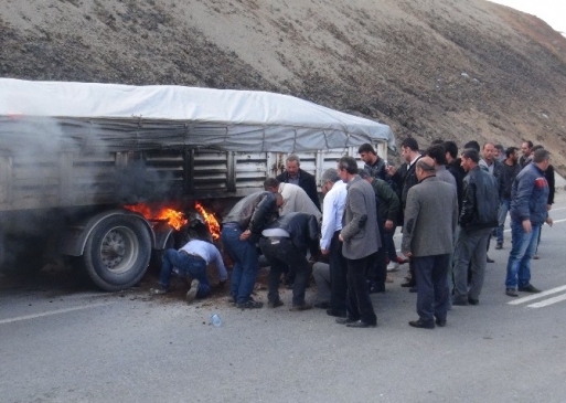 Seyir Halindeki Tir'ın Lastiği Alev Aldı