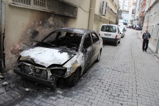 Park Halindeki Otomobili Yakıp Kendini İhbar Etti