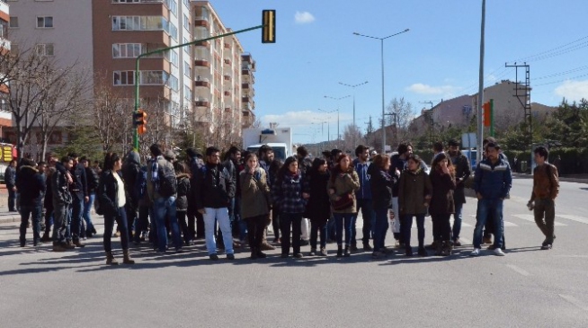 Eskişehir'de Polise Soda Şişesi Ve Taş Atan Gruba Toma'lı Müdahale