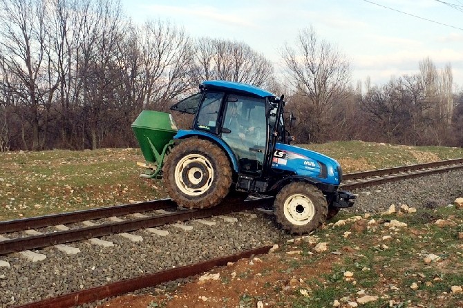 Tren Yolunu İşte Böyle Geçiyorlar