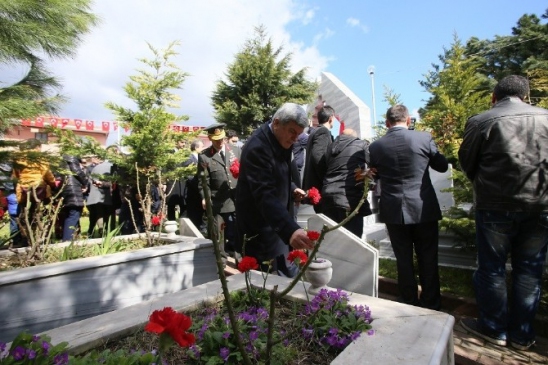 Başkan Karaosmanoğlu Şehit Mezarlarına Karanfil Bıraktı