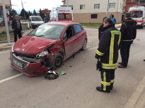 Otomobille Halk Otobüsü Çarpıştı 3 Yaralı