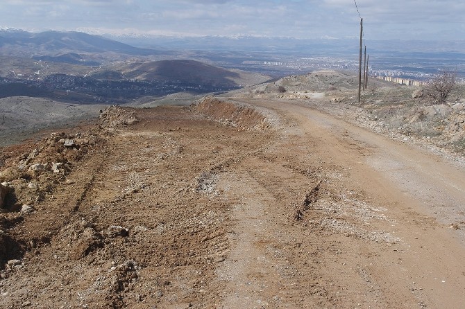 3 Mahallede Yol Açma Ve Genişletme Çalışması Yapılıyor