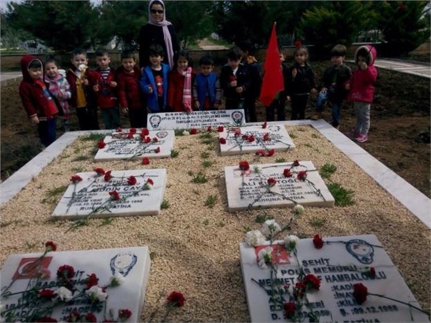 İlk Adım Çocuk Gelişim Akademisi Öğrencileri Şehitlerin Mezarını Ziyaret Etti