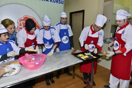 Başkan Edebali Eline Oklava Alıp Hamur Açtı