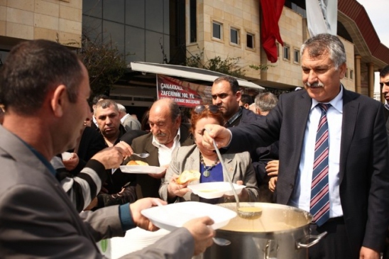 Seyhan Belediyesi Vatandaşlara Çorba Hoşaf Ve Ekmek Dağıttı