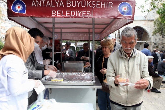 Büyükşehir Belediyesi Çanakkale Şehitleri İçin Lokma Dağıttı