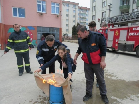 Öğrencilerden Gerçeğini Aratmayan Yangın Tatbikatı