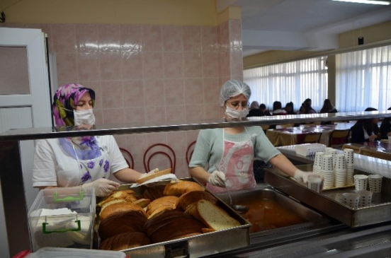 Liseli Öğrencilere Yemekte Somon Ekmek Ve Hoşaf Verildi