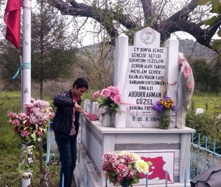 Koçarlılı Öğrencilerden Şehidin Mezarına Anlamlı Ziyaret