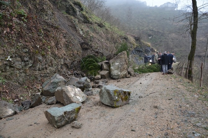 Yamaçtan Kopan Kaya Parçaları Yolu Kapattı