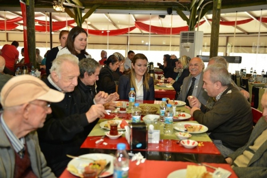 Konyaaltı'nda Yaşlılar Kahvaltıda Buluştu