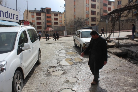 Caddelerde Oluşan Çukurlar Trafiği Olumsuz Etkiliyor