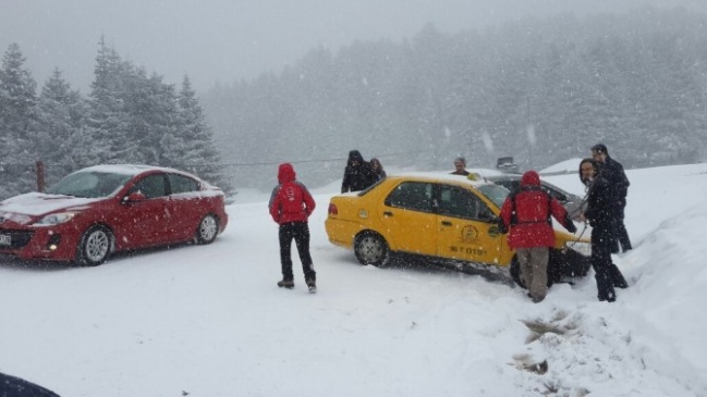 Buz Pistine Dönen Uludağ Yolu'nda Araçlar Yoldan Çıktı