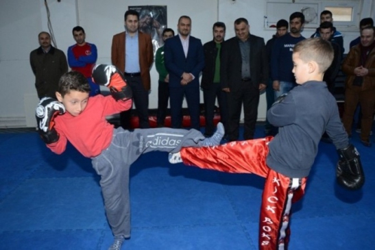 Başkan Eroğlu Minik Sporcu İle Kick Boks Yaptı