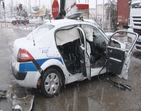 Malatya'da Trafik Ekibinin Aracı Minibüsle Çarpıştı