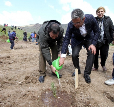 İzmir'de Evlenen Her Çifte Bir Fidan