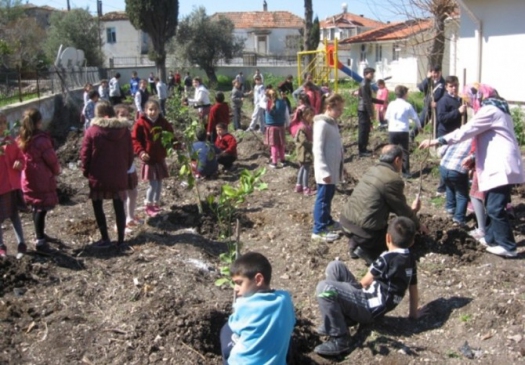 Urla'da Meyve Fidanları Toprakla Buluşuyor