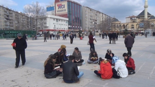 Toplum Gönllüleri Cacabey Meydanında Kitap Okuma Etkinliği Yaptı