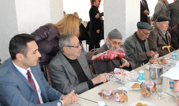 Elazığ'da Halk Sağlığı Çalışanları Yaşlıları Ziyaret Edip Hediye Verdi