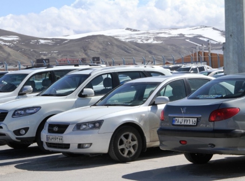 Araçlarını Park Edip Uçakla Gidiyorlar