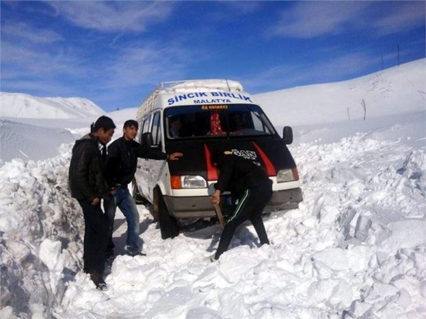 Yolda Kalan Öğrenci Servisi Kurtarıldı