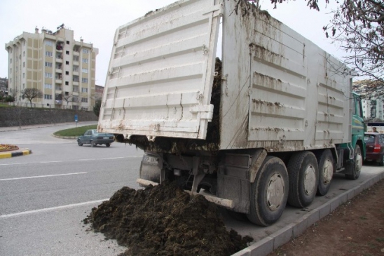 Gaziantep'te Kamyondan Yola Dökülen Gübre Tehlikeye Neden Oldu