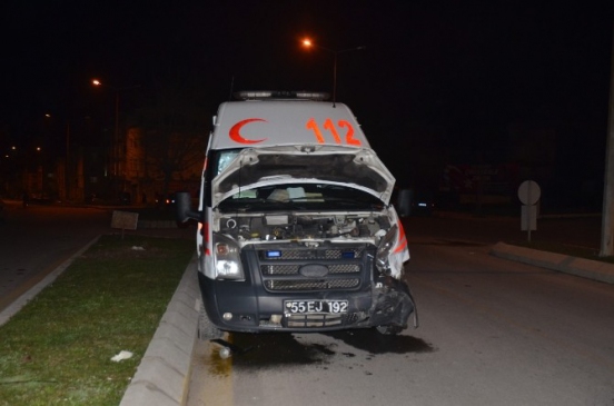 Ambulans İle Otomobilin Çarpıştığı Kaza Anı Kamerada