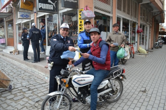 Kula Polisinden Broşürlü Kask Uyarısı