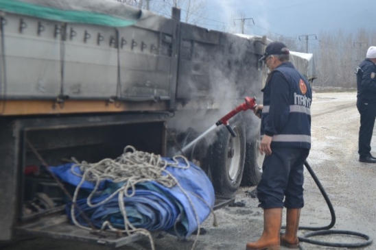 Teker Lastiği Patlayan Tir Dorsesi Alev Aldı