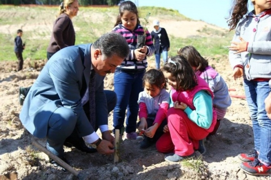 Başkan Tuna Öğrencilerle Fidan Dikti