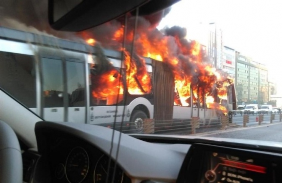 Metrobüs Alev Topuna Döndü