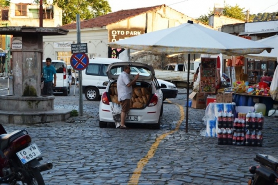 Ayvalık'ta Açık Havada Ekmek Satışına Sert Tepki